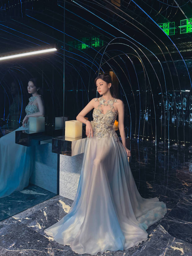 迪丽热巴演绎蓝白裙,尽显高贵优雅-4 迪丽热巴演绎蓝白裙,尽显高贵优雅-4