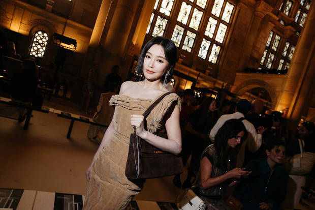 秦岚纽约时装周亮相，咖色抹胸裙展曼妙身姿-3