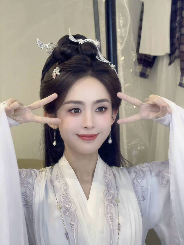 古力娜扎“古风”造型:清新可爱,甜笑“比耶”俏皮满分-1 古力娜扎“古风”造型:清新可爱,甜笑“比耶”俏皮满分-1