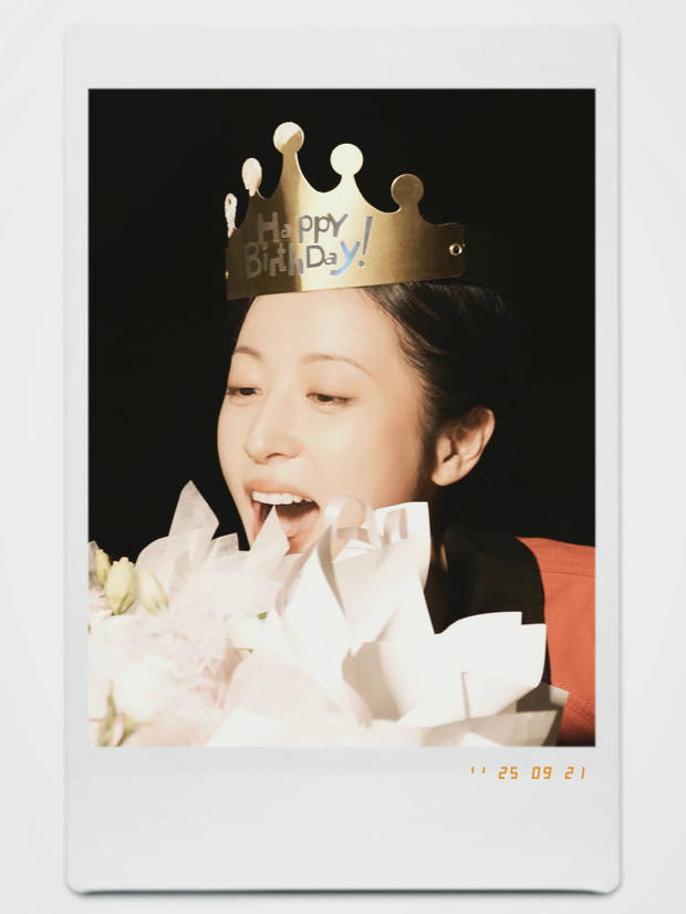 周雨彤31岁生日:手捧鲜花,笑容灿烂,温暖治愈-1 周雨彤31岁生日:手捧鲜花,笑容灿烂,温暖治愈-1