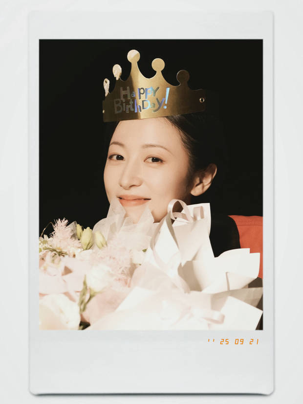 周雨彤31岁生日:手捧鲜花,笑容灿烂,温暖治愈-3 周雨彤31岁生日:手捧鲜花,笑容灿烂,温暖治愈-3