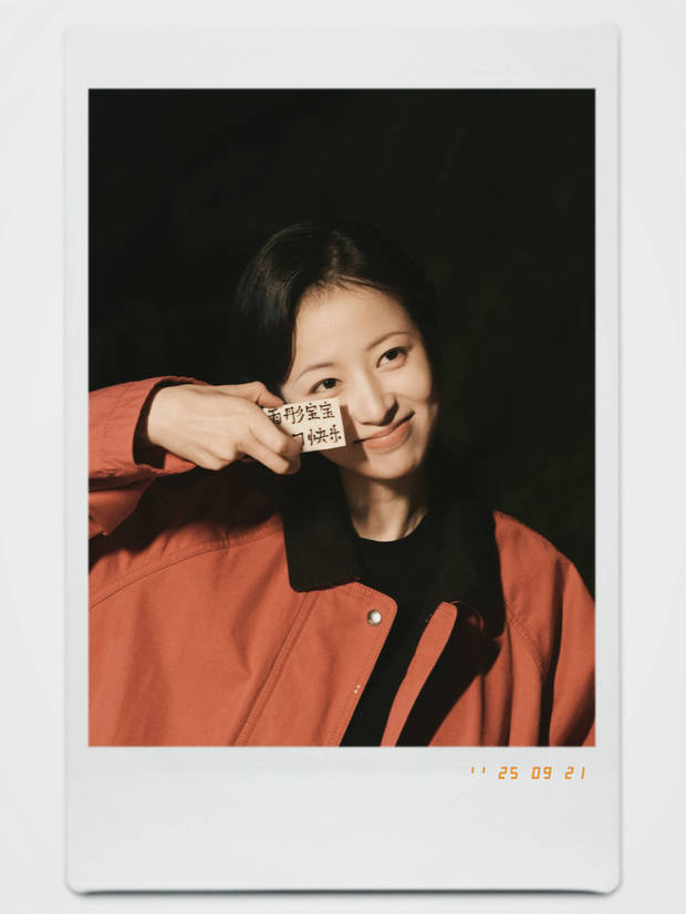 周雨彤31岁生日:手捧鲜花,笑容灿烂,温暖治愈-2 周雨彤31岁生日:手捧鲜花,笑容灿烂,温暖治愈-2