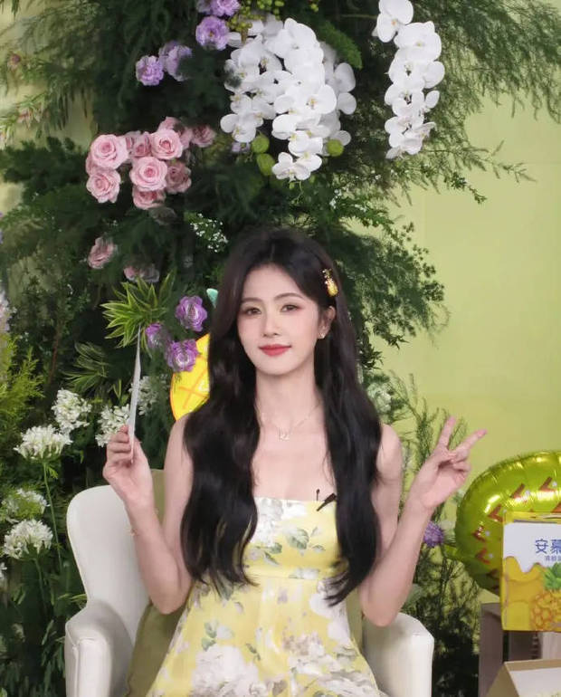 白鹿淡黄长裙亮相，托腮微笑显俏皮甜美-4