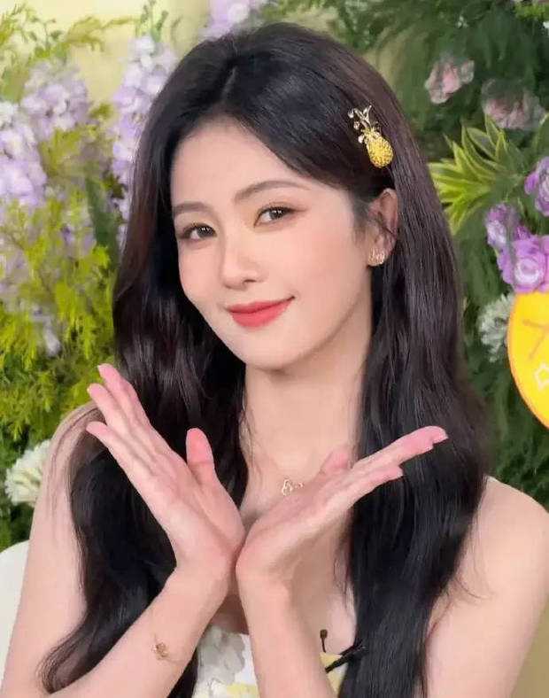 白鹿淡黄长裙亮相，托腮微笑显俏皮甜美-2