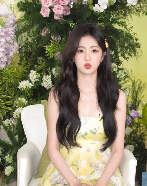 白鹿淡黄长裙亮相，托腮微笑显俏皮甜美-3