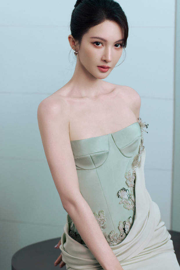 金晨浅绿抹胸展现清新优雅,盘发温婉,气质身材出众-3 金晨浅绿抹胸展现清新优雅,盘发温婉,气质身材出众-3