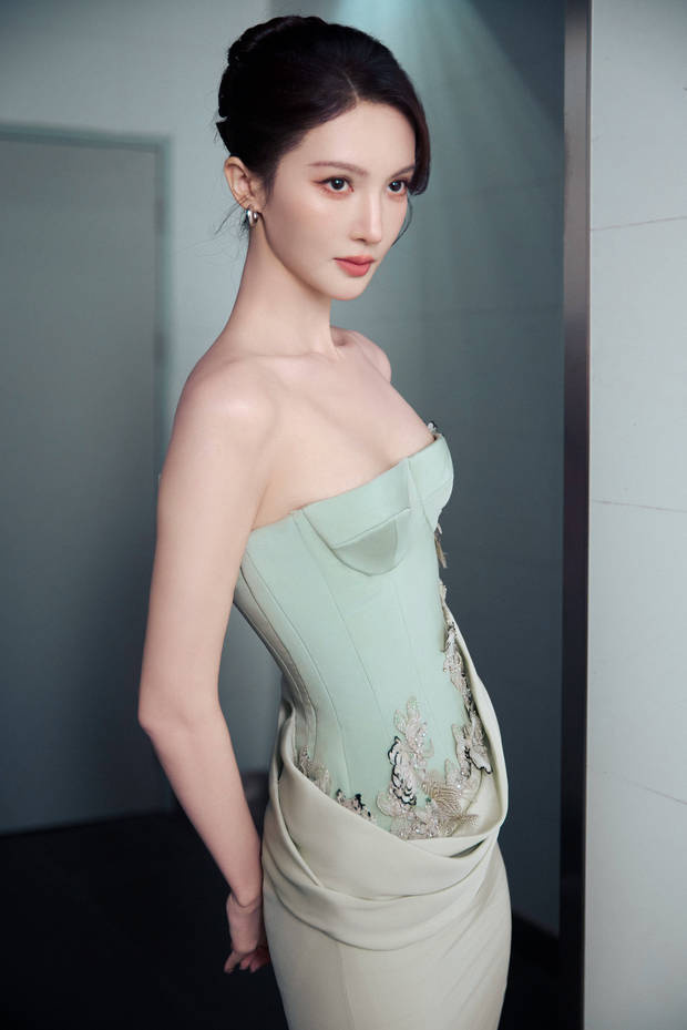 金晨浅绿抹胸展现清新优雅,盘发温婉,气质身材出众-1 金晨浅绿抹胸展现清新优雅,盘发温婉,气质身材出众-1