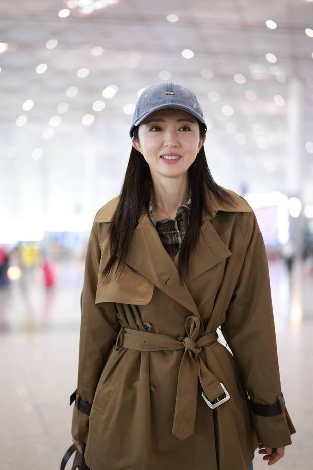 董璇单枪匹马现身首都机场,卡其风衣彰显强大气场-1 董璇单枪匹马现身首都机场,卡其风衣彰显强大气场-1