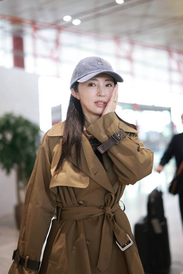 董璇单枪匹马现身首都机场,卡其风衣彰显强大气场-2 董璇单枪匹马现身首都机场,卡其风衣彰显强大气场-2