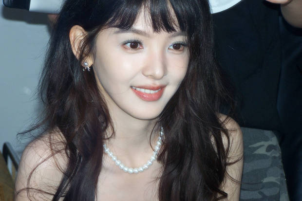 章若楠蓝色抹胸甜满分,珍珠项链添灵动少女感-1 章若楠蓝色抹胸甜满分,珍珠项链添灵动少女感-1