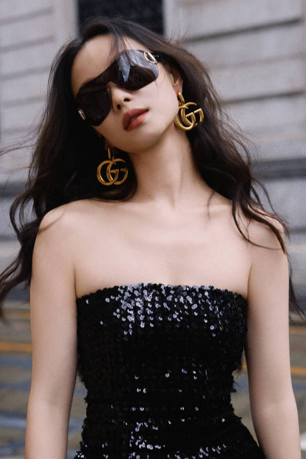 倪妮米兰造型：《美神降临》亮片羽毛裙冷艳迷人-4