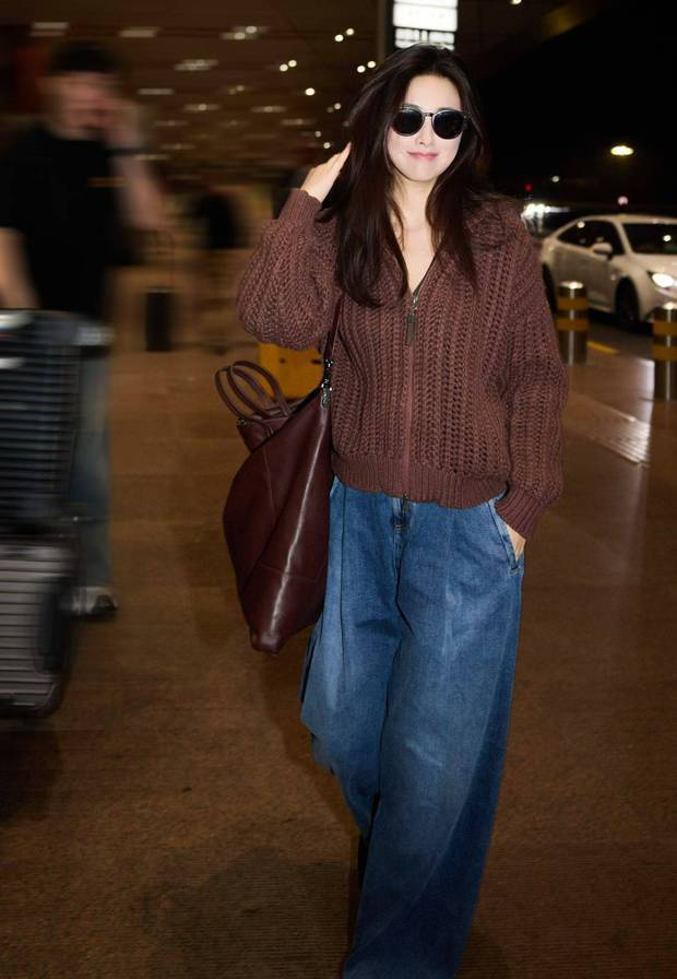 朱珠赴米兰时装周,红外套配牛仔显慵懒时尚-1 朱珠赴米兰时装周,红外套配牛仔显慵懒时尚-1