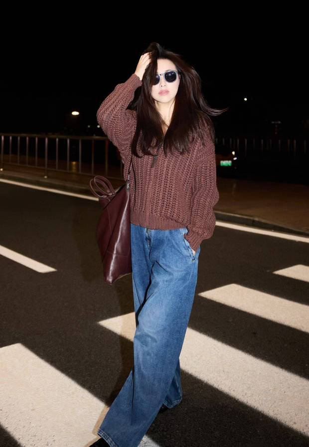 朱珠赴米兰时装周,红外套配牛仔显慵懒时尚-3 朱珠赴米兰时装周,红外套配牛仔显慵懒时尚-3