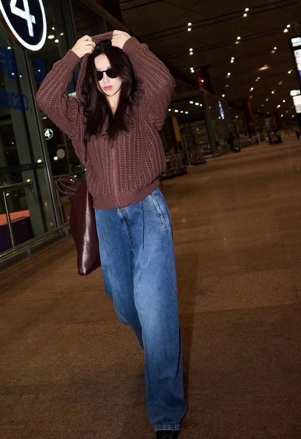 朱珠赴米兰时装周,红外套配牛仔显慵懒时尚-4 朱珠赴米兰时装周,红外套配牛仔显慵懒时尚-4
