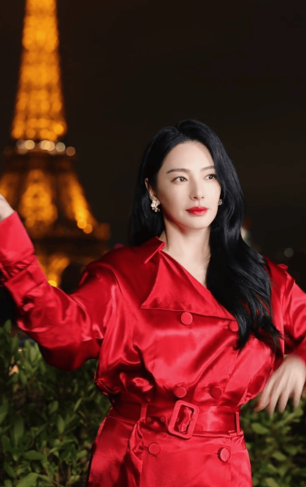 张雨绮巴黎时装周:红衣黑丝,热辣惊艳-1 张雨绮巴黎时装周:红衣黑丝,热辣惊艳-1