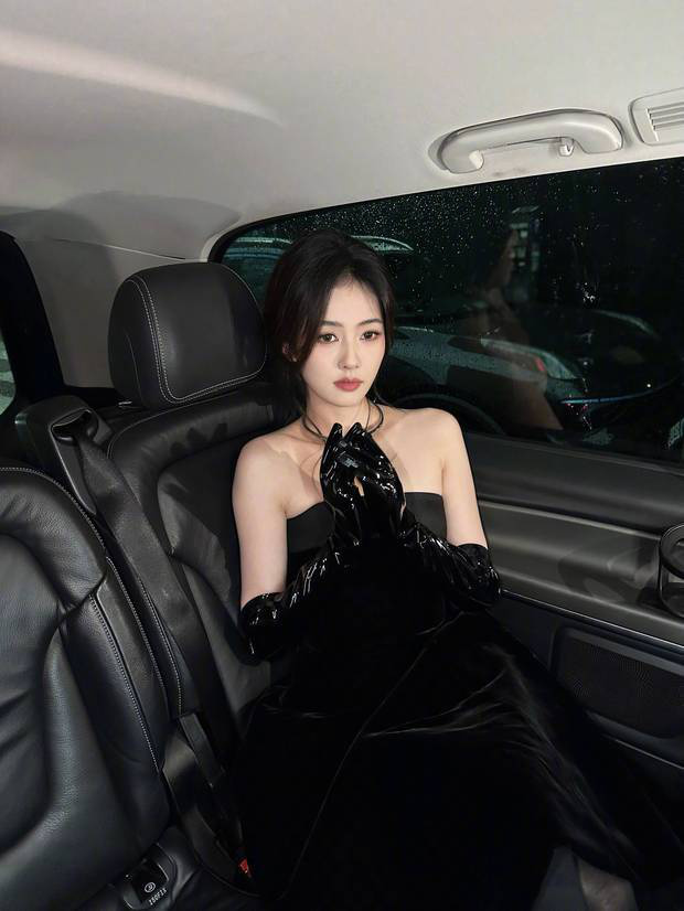 白鹿穿黑色抹胸礼服 车内优雅贵气摆拍-3 白鹿穿黑色抹胸礼服 车内优雅贵气摆拍-3