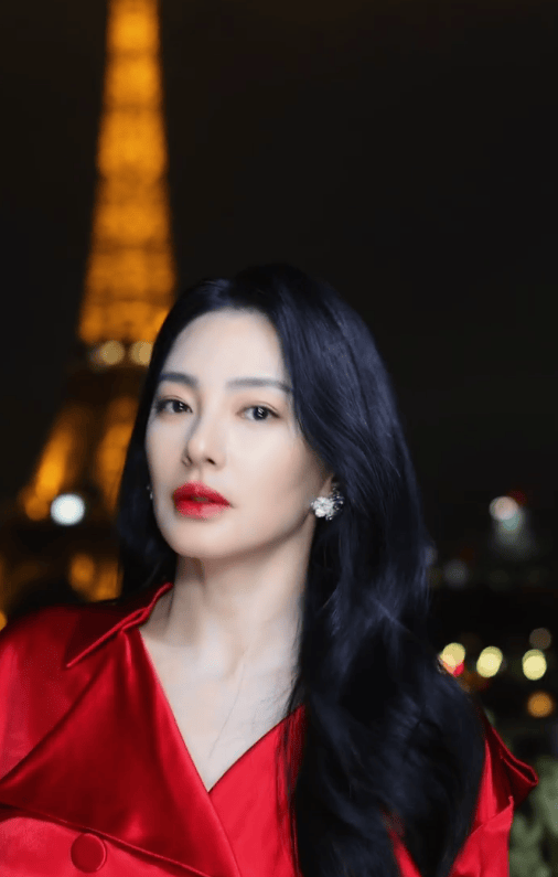 张雨绮巴黎时装周:红衣黑丝,热辣惊艳-5 张雨绮巴黎时装周:红衣黑丝,热辣惊艳-5