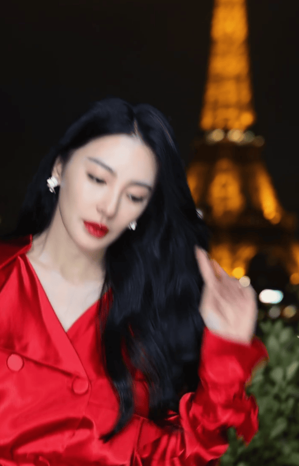 张雨绮巴黎时装周:红衣黑丝,热辣惊艳-4 张雨绮巴黎时装周:红衣黑丝,热辣惊艳-4