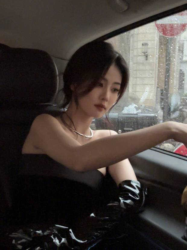 白鹿穿黑色抹胸礼服 车内优雅贵气摆拍-2 白鹿穿黑色抹胸礼服 车内优雅贵气摆拍-2