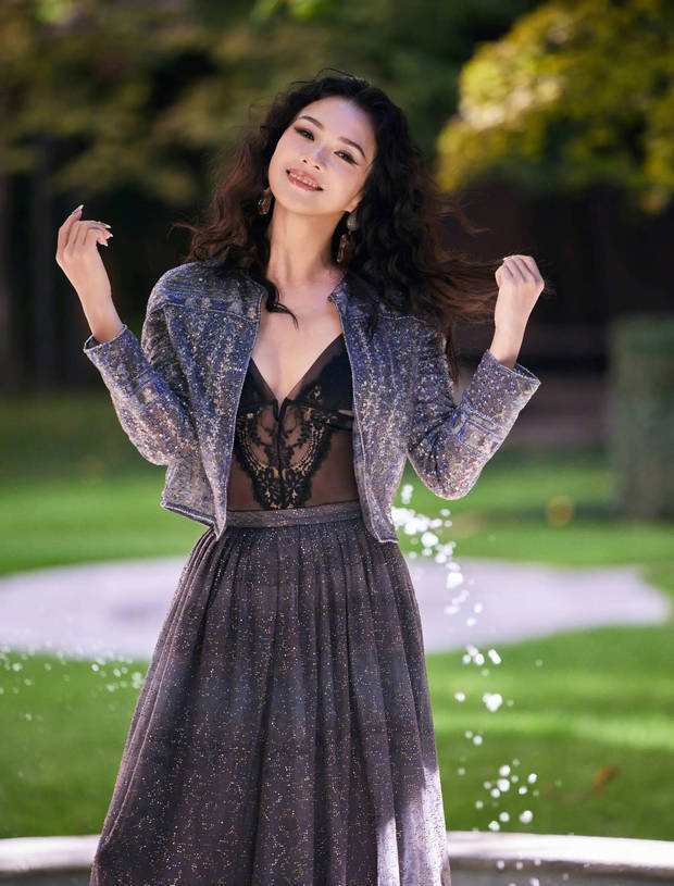 章子怡闪耀米兰时装周:黑丝透视吊带,性感魅力抢镜-3 章子怡闪耀米兰时装周:黑丝透视吊带,性感魅力抢镜-3