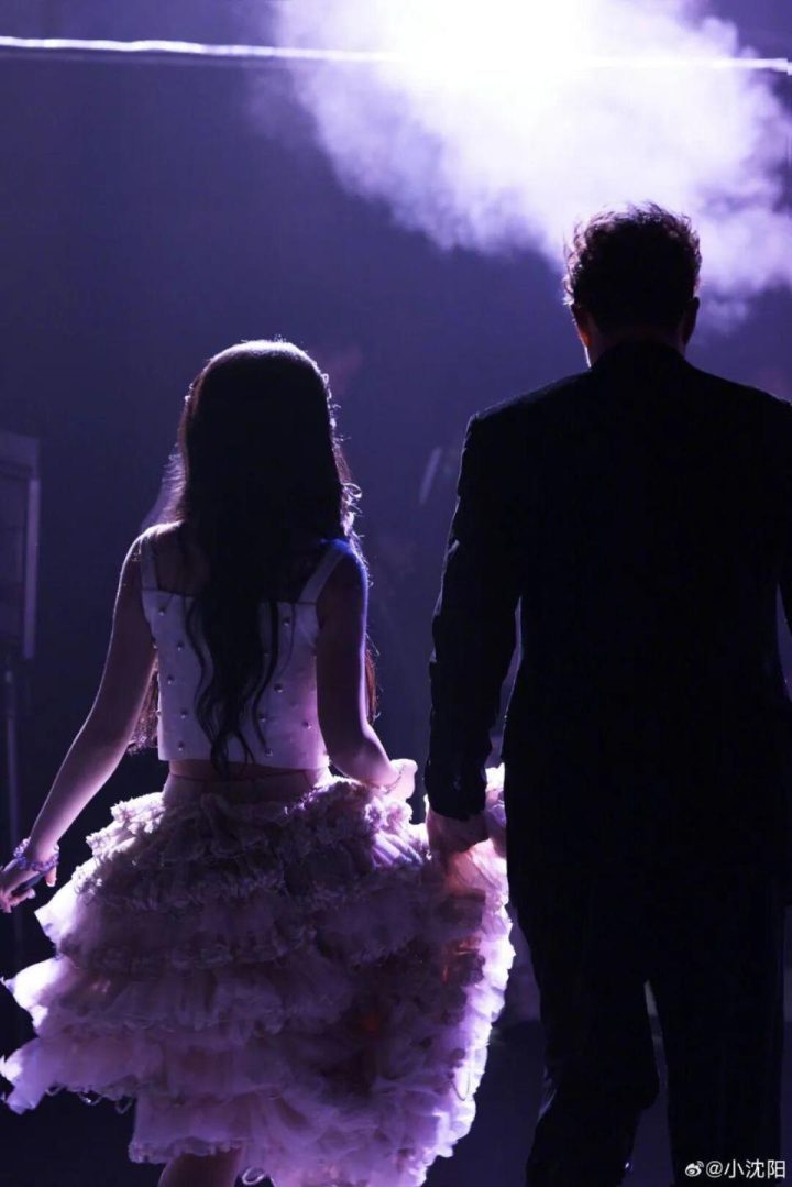 肖战、容祖儿、成龙、王力宏同台“吃瓜”,小沈阳与女儿互动遭抬下-3 肖战、容祖儿、成龙、王力宏同台“吃瓜”,小沈阳与女儿互动遭抬下-3