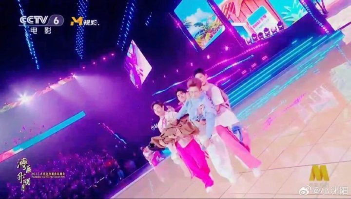 肖战、容祖儿、成龙、王力宏同台“吃瓜”,小沈阳与女儿互动遭抬下-1 肖战、容祖儿、成龙、王力宏同台“吃瓜”,小沈阳与女儿互动遭抬下-1