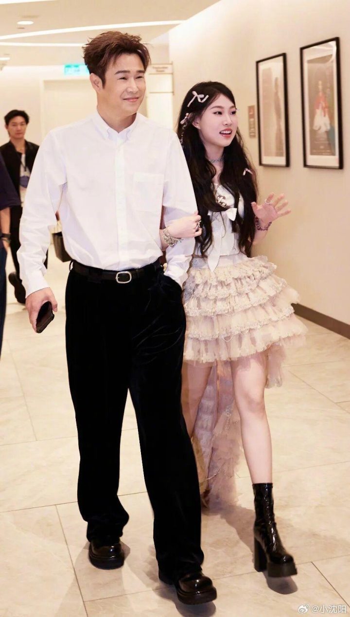 肖战、容祖儿、成龙、王力宏同台“吃瓜”,小沈阳与女儿互动遭抬下-2 肖战、容祖儿、成龙、王力宏同台“吃瓜”,小沈阳与女儿互动遭抬下-2